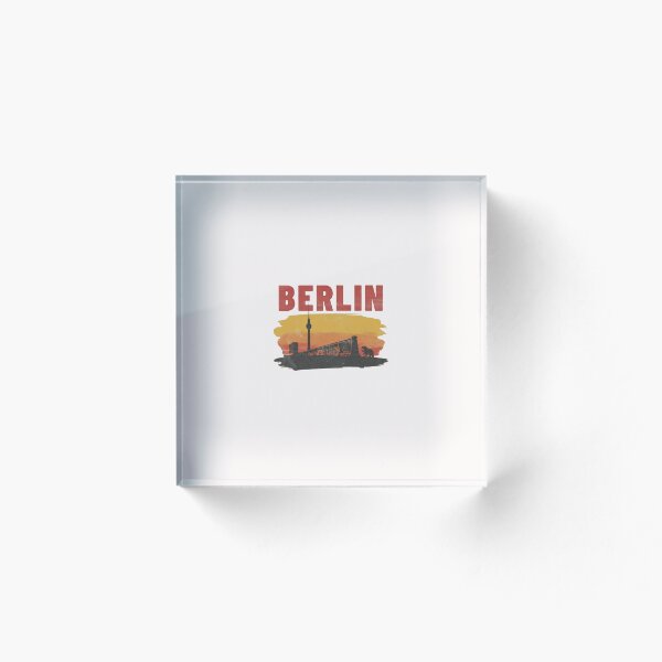 Artikelvorschau, Vintage Berlin Skyline Silhouette T-Shirt - Iconic TV Tower, Berlin Wall Art, and Bear Motif - Retro German Capital City Souvenir & Travel Art entworfen und verkauft von Elbstromstudio.