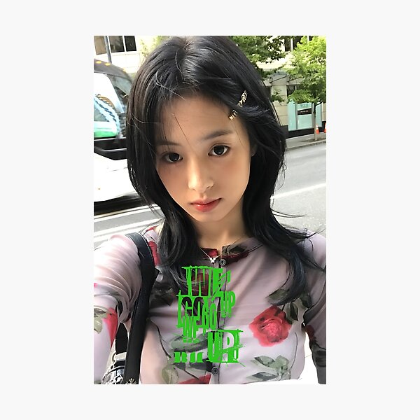 Artikelvorschau, BABYMONSTER AHYEON WE GO UP MERCH – AHYEON LEGENDÄRER STIL, KPOP-SYMBOL entworfen und verkauft von Valereekmerch.