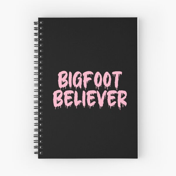 Artikelvorschau, BIGFOOT BELIEVER LEUCHTENDES ROSA AUF SCHWARZEM BLUTTROPFEN entworfen und verkauft von RomeArtCo.
