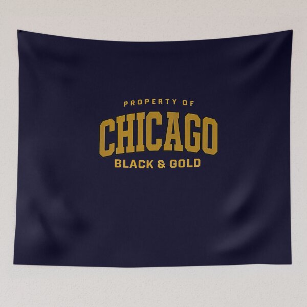 Aperçu de l'œuvre Typographie Chicago Black & Gold – Style urbain audacieux avec la mention « Propriété de Chicago » pour les vêtements et les produits dérivés créée et vendue par ArteeInnovation.