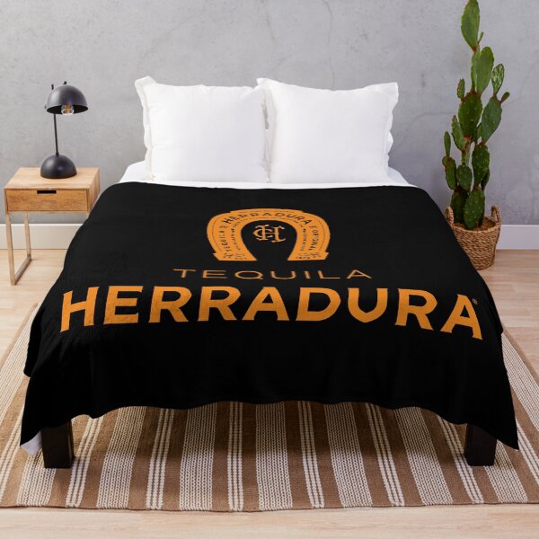 Aperçu de l'œuvre Rosée du matin Tequila Herradura sur les feuilles créée et vendue par Patsummit.