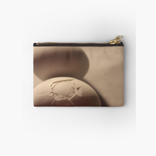 Item preview, cracked egg designed and sold by Gold Notice.