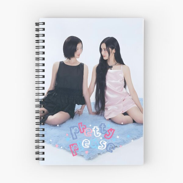 Artikelvorschau, Hearts2Hearts Merch | Jiwoo und Yuha Pretty Please inspiriert | Elegantes Comeback-Sammlerstück für S2U entworfen und verkauft von Valereekmerch.