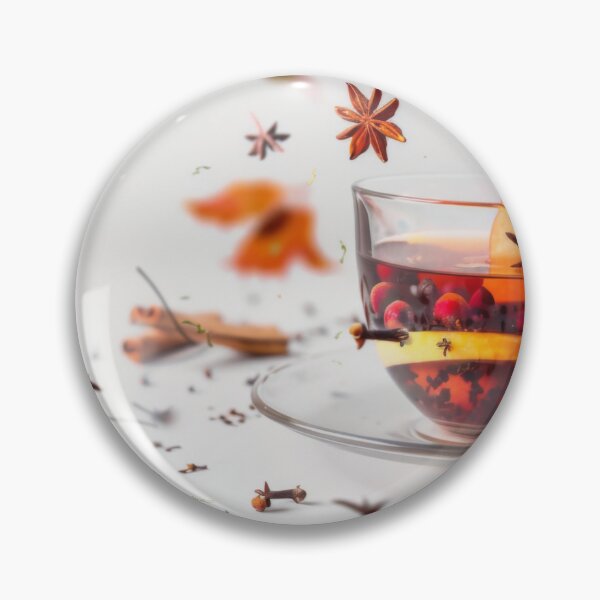 Artikelvorschau, Herbsttee mit Apfelscheiben, Preiselbeeren, Gewürzen, fallenden Zutaten in der Tasse, KI-generiert entworfen und verkauft von dvoevnore.