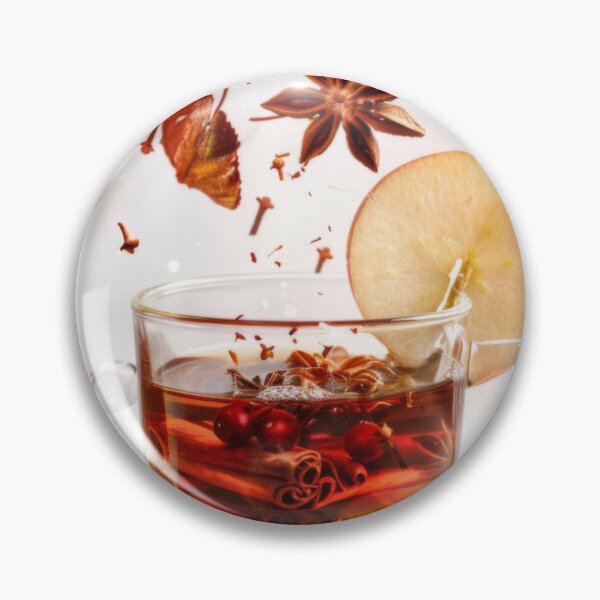 Artikelvorschau, Herbsttee mit Apfelscheiben, Preiselbeeren, Gewürzen, fallenden Zutaten in der Tasse, KI-generiert entworfen und verkauft von dvoevnore.