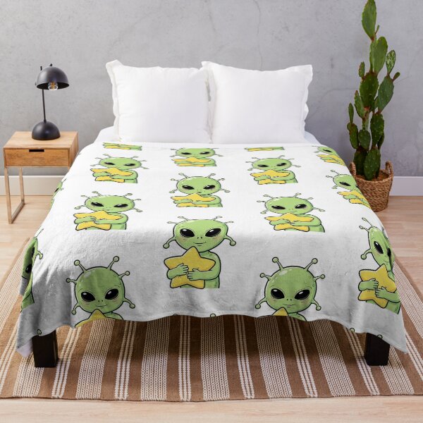 Aperçu de l'œuvre Coussin Étoile câlinante Alien endormi | Sticker ambiance spatiale douillette | Motif Alien aquarelle créée et vendue par EverStitchStudio ★★★★★.