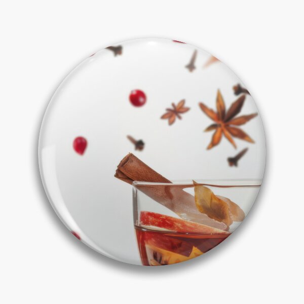 Artikelvorschau, Herbsttee mit Apfelscheiben, Preiselbeeren, Gewürzen, fallenden Zutaten in der Tasse, KI-generiert entworfen und verkauft von dvoevnore.