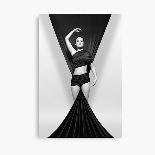 Aperçu de l'œuvre Femme drapée dans un drap noir créée et vendue par Johan Swanepoel.