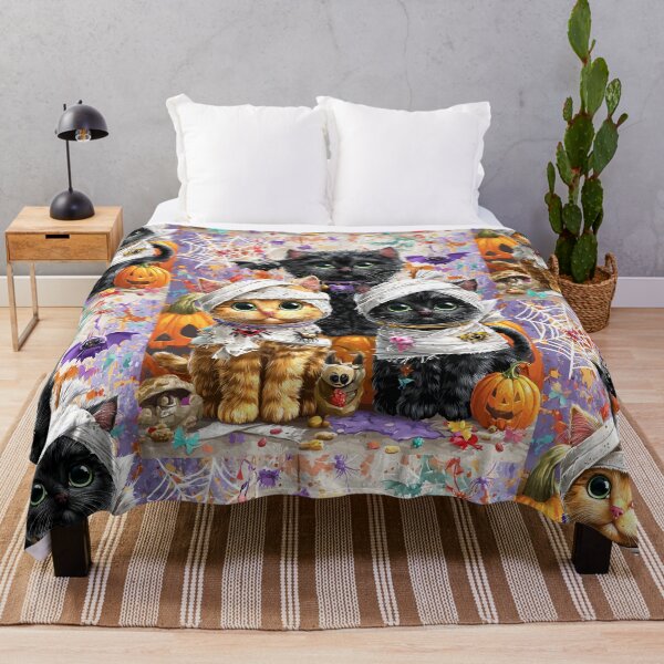 Aperçu de l'œuvre Adorables chats noirs en costumes d'Halloween – Adorables chatons momies avec des citrouilles et un arrière-plan effrayant créée et vendue par Grafititee.