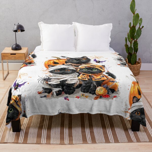 Aperçu de l'œuvre Adorables chats noirs en costumes d'Halloween – Adorables chatons momies avec des citrouilles et un arrière-plan effrayant créée et vendue par Grafititee.