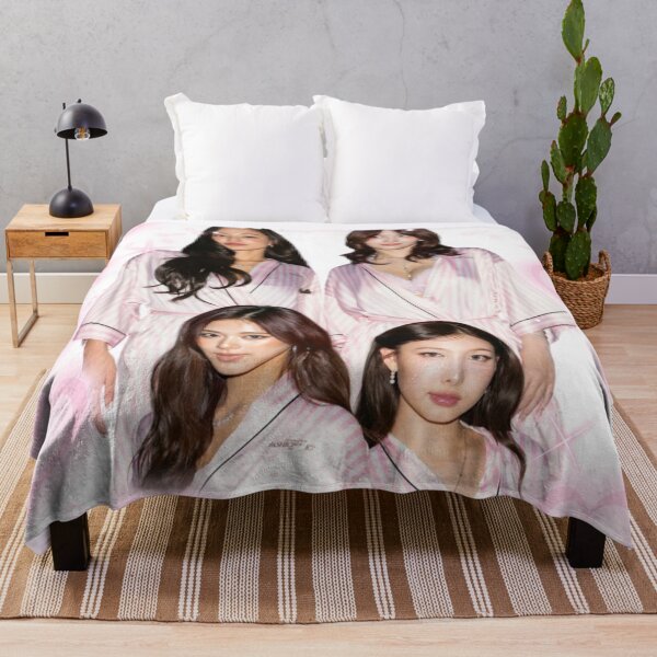 Artikelvorschau, Zweimal Kpop Momo, Jihyo, Tzuyu, Nayeon Zweimal Victoria Secret Show entworfen und verkauft von StarBunnyDesign.