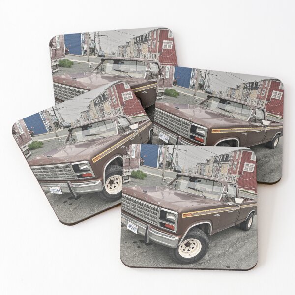 Artikelvorschau, Brauner Ford Pickup-Truck im Vintage-Stil, der auf einer Stadtstraße geparkt ist – klassisches amerikanisches Fahrzeug entworfen und verkauft von Clauzierra.