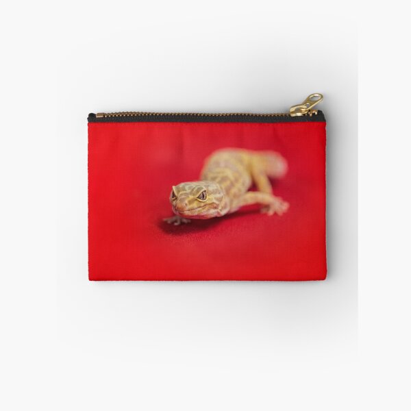 Aperçu de l'œuvre Lizard on a Red Background créée et vendue par Pixie Copley LRPS.