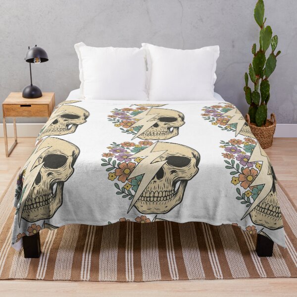 Aperçu de l'œuvre Motif floral vintage avec tête de mort et éclair créée et vendue par ArtfulWeave.