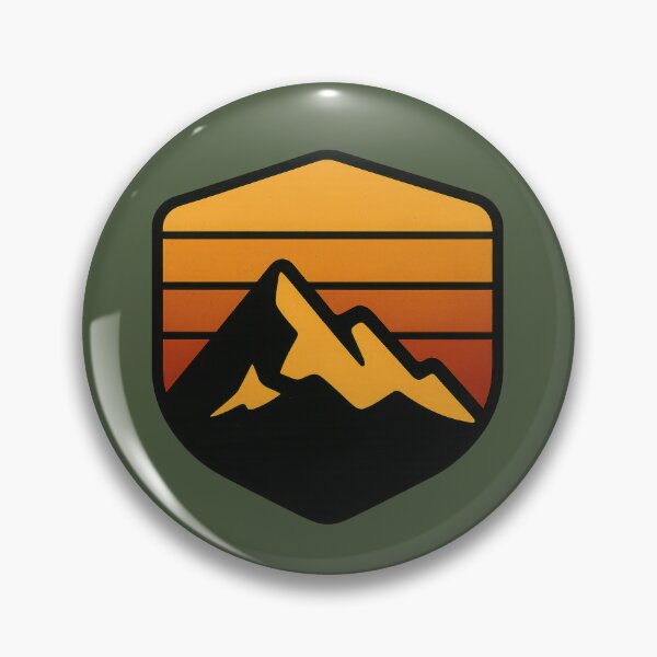 Artikelvorschau, Retro Mountain Sunset Badge – Minimalistisches Outdoor-Abenteuer-Design entworfen und verkauft von NoctaHike.