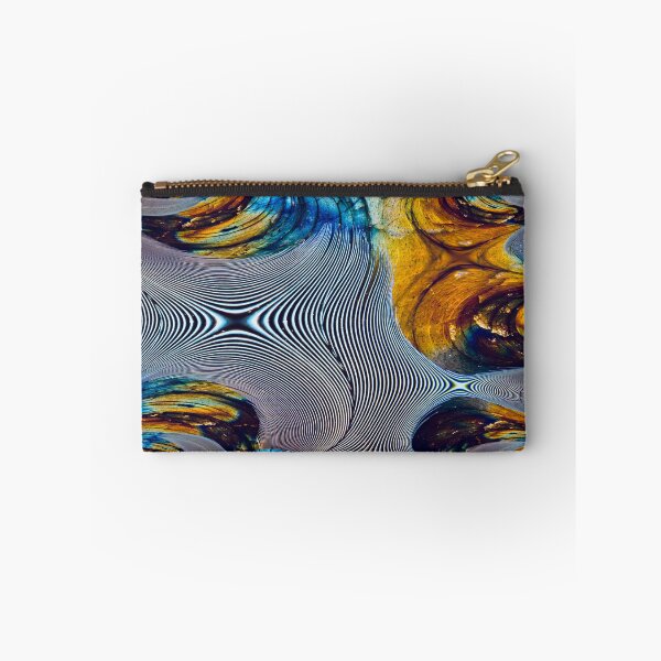 Artikelvorschau, Feder in Wellenstrukturen vor leuchtendem Labradorit - Makrofotografie / Swiss Artwork Photography entworfen und verkauft von Raphael Wolf.