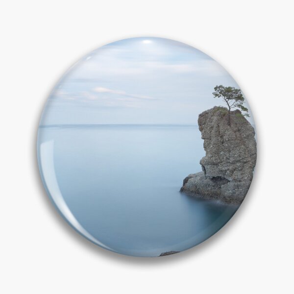 Artikelvorschau, Einsame Kiefer auf Sea Rock, Portofinos Küstenschönheit entworfen und verkauft von Stefano Orazzini.