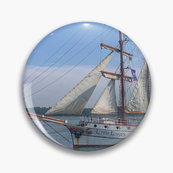 Artikelvorschau, Loth Lorien segelt auf der Kieler Förde entworfen und verkauft von Metamorview.