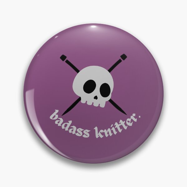 Artikelvorschau, Goth-Strickerin-Meme ~ Totenkopf mit gekreuzten Knochen und Stricknadel entworfen und verkauft von OmStudioz .