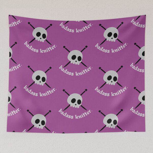 Artikelvorschau, Goth-Strickerin-Meme ~ Totenkopf mit gekreuzten Knochen und Stricknadel entworfen und verkauft von OmStudioz .