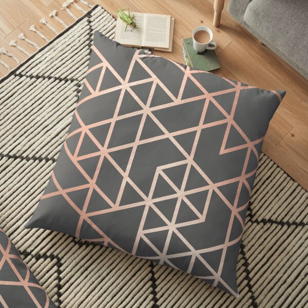 les lignes modernes forment un design géométrique imbriqué. Ce motif triangle en or rose et gris est tendance et sophistiqué - parfait partout. Offrez-vous ou faites un grand cadeau!
Coussin de sol