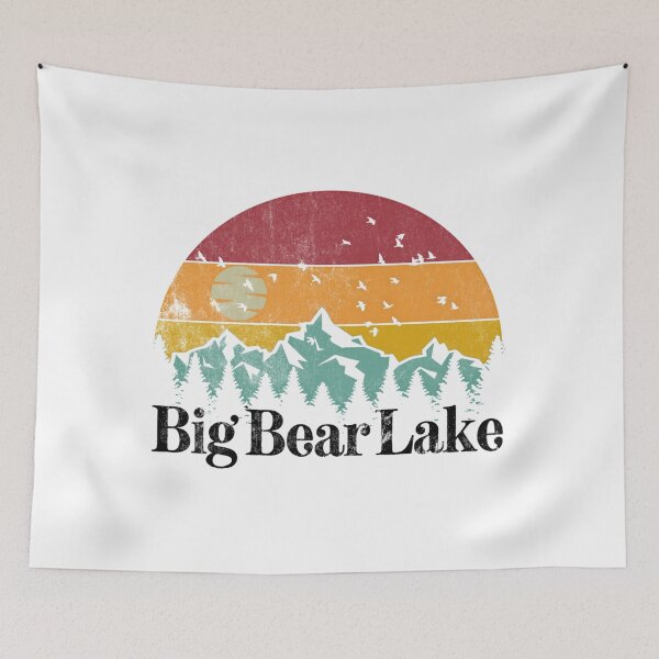 Aperçu de l'œuvre Cadeau de voyage rétro pour les montagnes de ski de Big Bear Lake, Californie, style années 70-80 créée et vendue par ronakris009.
