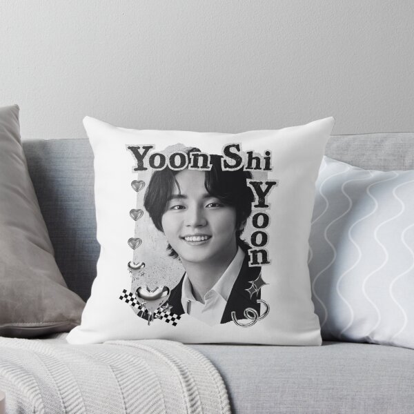 Artikelvorschau, Yoon Shi-yoon, koreanischer Schauspieler, K-Drama-Gruppe, Schwarz-Weiß-Collage, digitales Kunstporträt entworfen und verkauft von AJUNICE STUDIO.