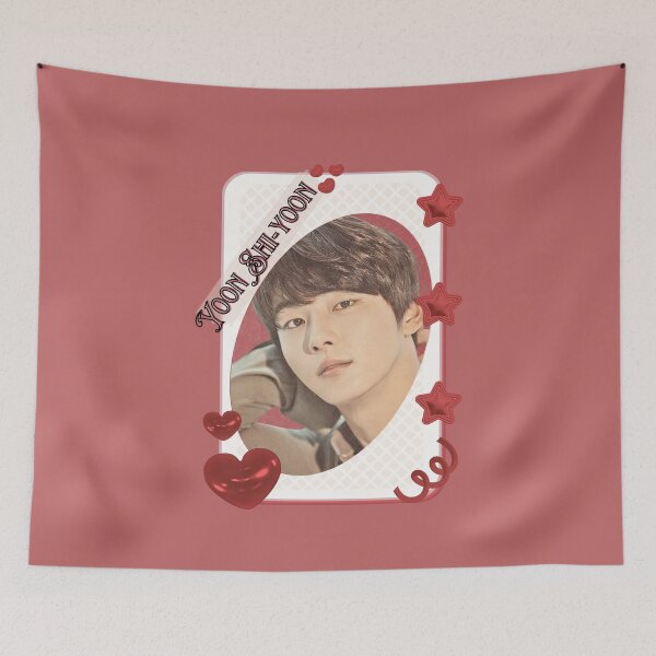 Aperçu de l'œuvre Carte de groupe de K-drama avec l'acteur coréen Yoon Shi-yoon, design de collage esthétique rouge créée et vendue par AJUNICE STUDIO.
