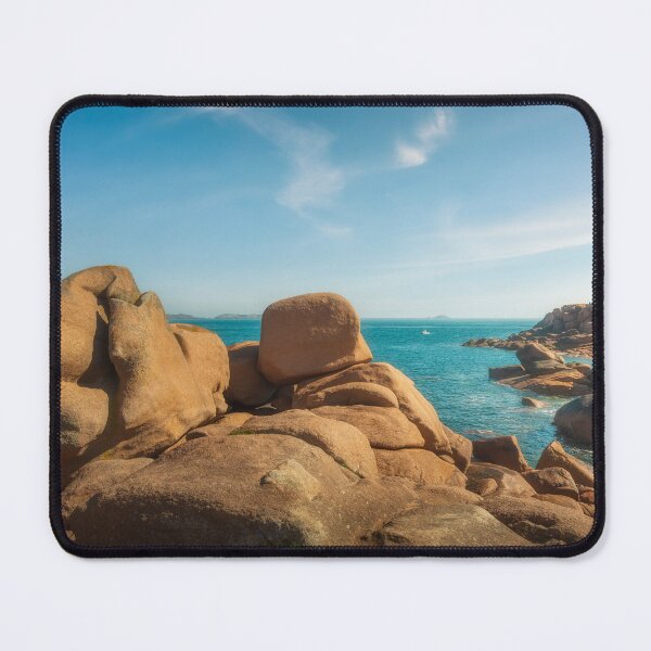 Artikelvorschau, Der Leuchtturm Mean Ruz erhebt sich aus rosa Granitfelsen bei Ploumanac'h. entworfen und verkauft von Stefano Orazzini.