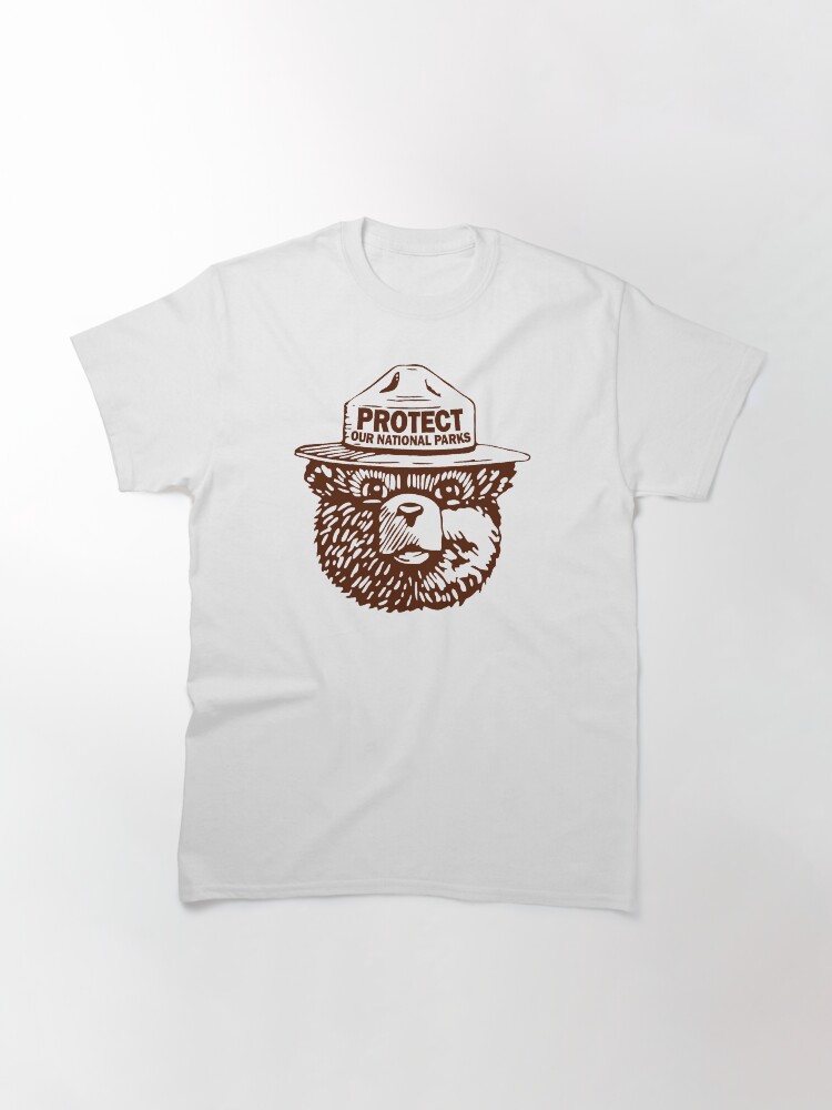 Imagen 3 de 7, Camiseta clásica con la obra Protege nuestros parques, diseñada y vendida por philosophetee.