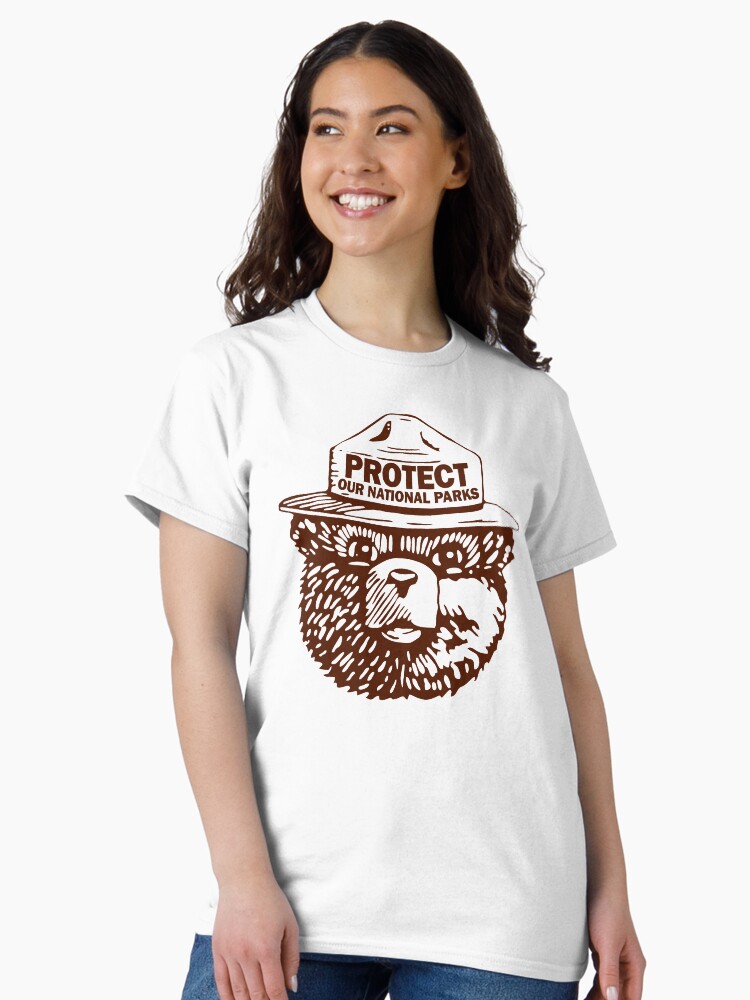 Imagen 1 de 7, Camiseta clásica con la obra Protege nuestros parques, diseñada y vendida por philosophetee.