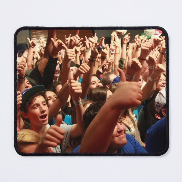 Item preview, Jóvenes fans animando al grupo en un concierto - Fotografía designed and sold by ConcertImages.