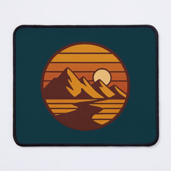 Aperçu de l'œuvre Montagnes au coucher du soleil rétro – Design minimaliste d'insigne d'extérieur créée et vendue par NoctaHike.