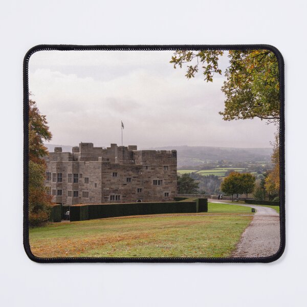 Artikelvorschau, Herbstliche Landschaftsszenerie bei Castle Drogo, Drewsteignton, Devon, Großbritannien entworfen und verkauft von Harmony Of The Mind.