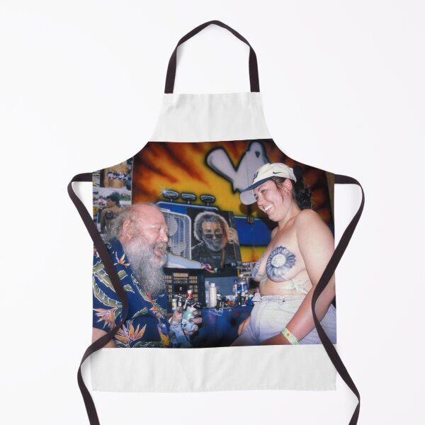Artikelvorschau, Eine Konzertbesucherin lässt sich in Woodstock 94 den Körper mit Airbrush bemalen. entworfen und verkauft von ConcertImages.