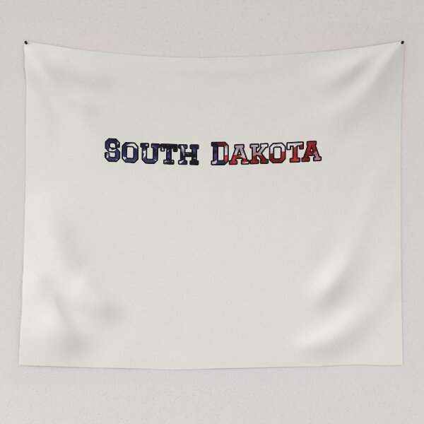 Artikelvorschau, Typografie mit der Flagge von South Dakota, USA – Patriotisches Design mit Sternen und Streifen für amerikanischen Stolz entworfen und verkauft von Long Family Gifts.