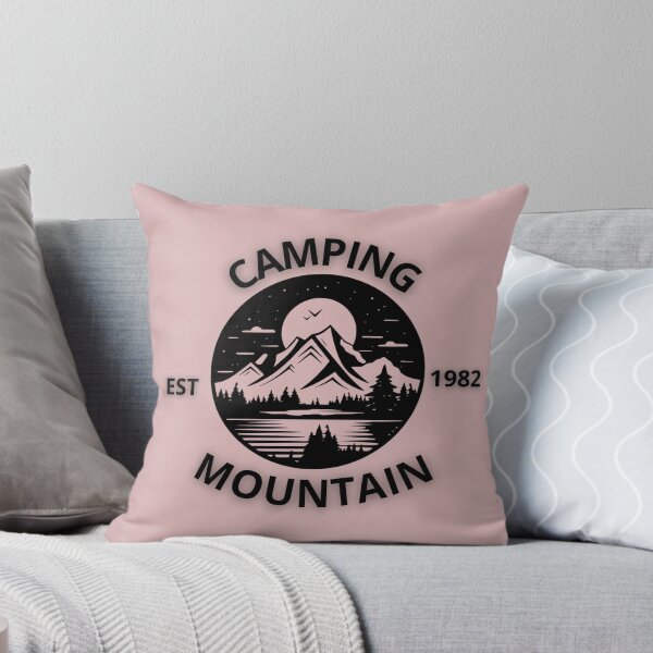 Aperçu de l'œuvre Camping Mountain - Design minimaliste nocturne de montagne et de lac | Pour les amoureux de la nature et de l'aventure créée et vendue par XNewStore.