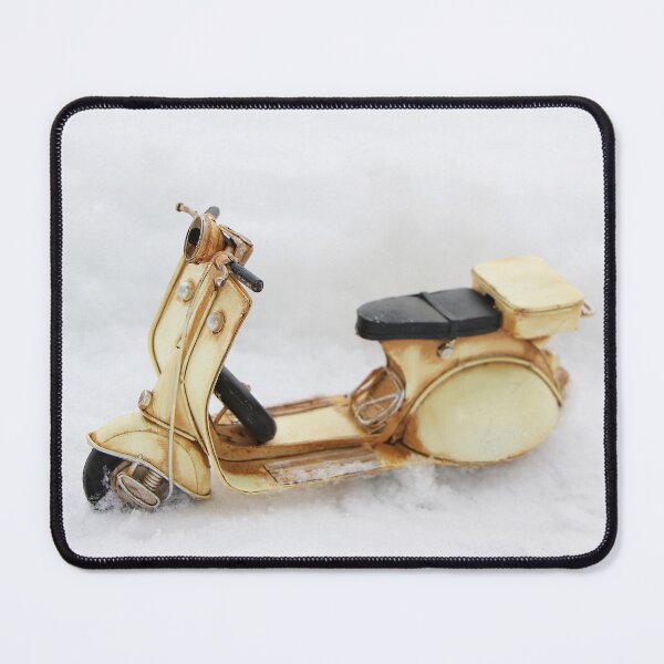 Artikelvorschau, Scooter in the snow entworfen und verkauft von Roswitha Lorz.