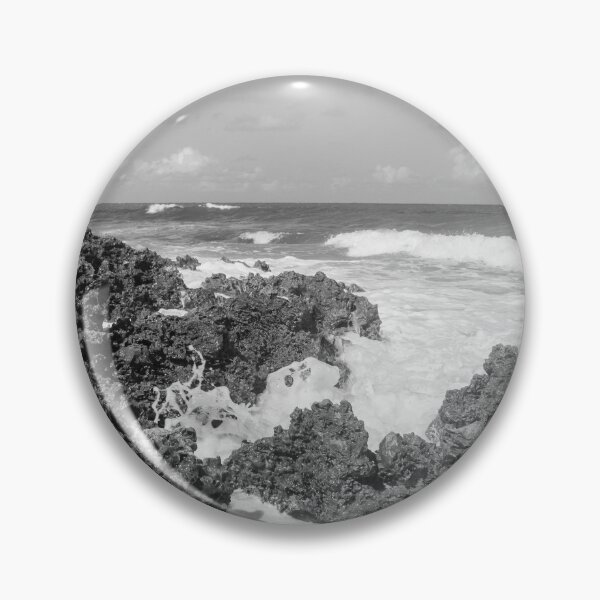 Artikelvorschau, Turbulente Wellen brechen sich an den Felsen am Strand entworfen und verkauft von felipequeiroz.
