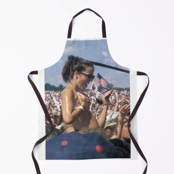Artikelvorschau, Konzertfan hat Spaß auf einem schulterfreien Top beim Woodstock 99 - Foto entworfen und verkauft von ConcertImages.
