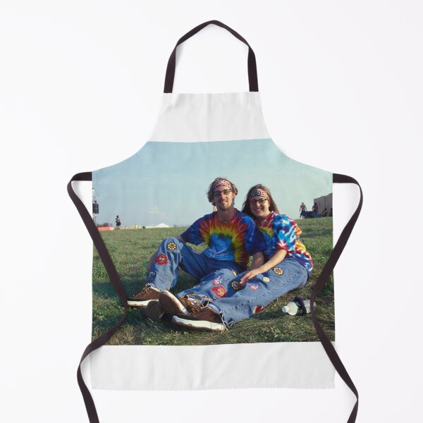 Artikelvorschau, Konzertbesucher entspannen sich am ersten Tag von Woodstock 99 – Foto entworfen und verkauft von ConcertImages.