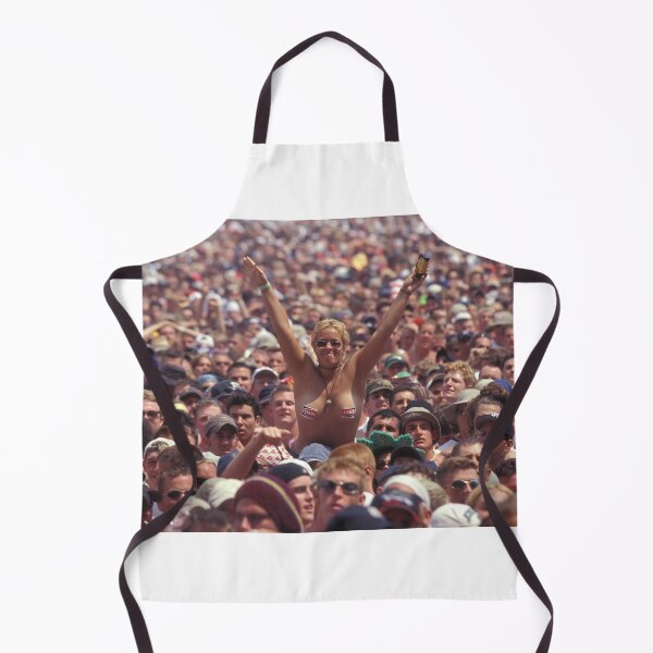 Artikelvorschau, Eine Konzertbesucherin mit erhobenen Händen beim Woodstock 99 - Foto entworfen und verkauft von ConcertImages.