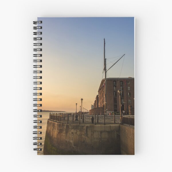 Artikelvorschau, Albert Dock Promenade at sunset entworfen und verkauft von Paul Madden.