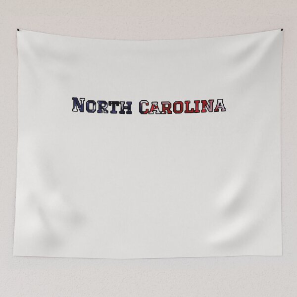 Artikelvorschau, Typografie mit der Flagge von North Carolina, USA – Patriotisches Design mit Sternen und Streifen für amerikanischen Stolz entworfen und verkauft von Long Family Gifts.