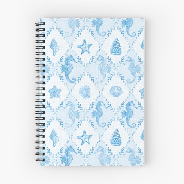 Aperçu de l'œuvre Motif losange hippocampe et coquillage dans un style aquarelle côtier bleu clair créée et vendue par KConfetti.