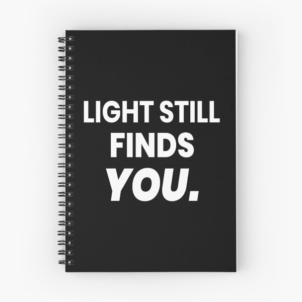 Artikelvorschau, Das Licht findet dich immer noch – Hoffnungsvolle Affirmationskunst entworfen und verkauft von SmartDesigner-.