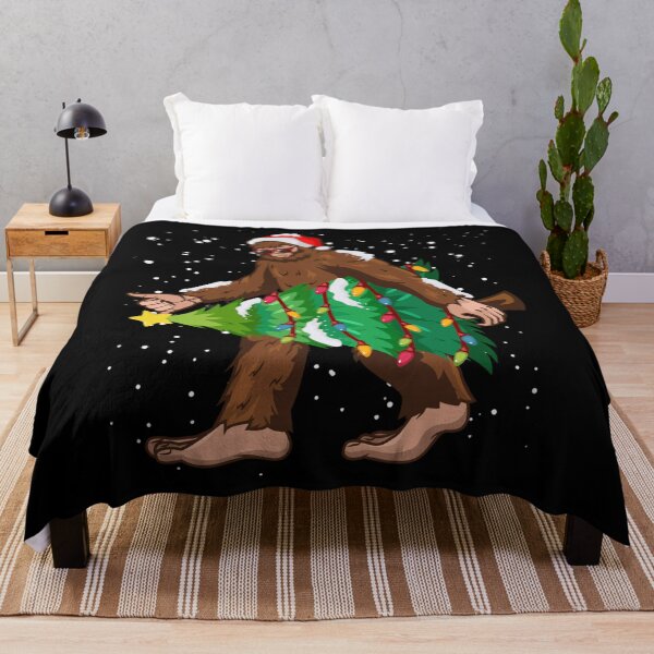 Artikelvorschau, Klassische Weihnachtsbaum-Weihnachtsbeleuchtung Vintage Retro Bigfoot Weihnachtsfest entworfen und verkauft von FrankyTepper.