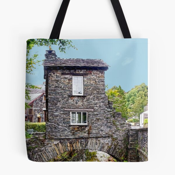 Artikelvorschau, Einzigartiges Brückenhaus aus dem 17. Jahrhundert in Ambleside entworfen und verkauft von ChimaHome.