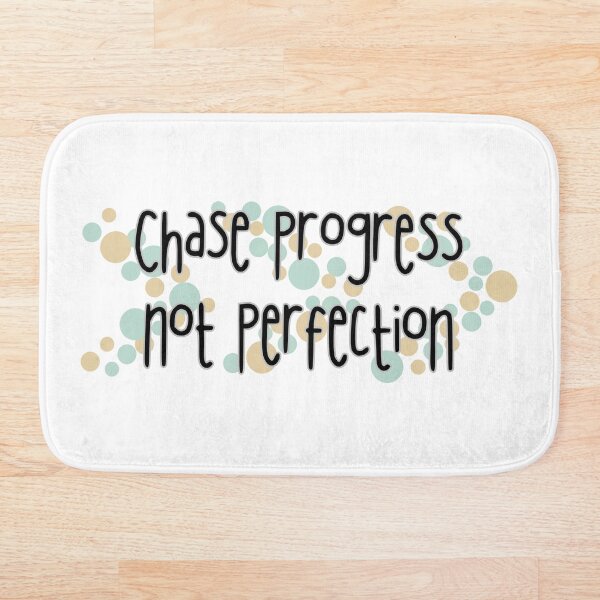 Aperçu de l'œuvre Poursuivez le progrès, pas la perfection – Mug et accessoires avec citation motivante créée et vendue par YD Designs.