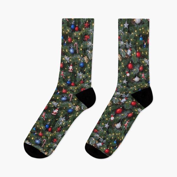 Artikelvorschau, Festliches Weihnachtsbaummuster mit Ornamenten, Lichtern und Schnee entworfen und verkauft von KeepDream.